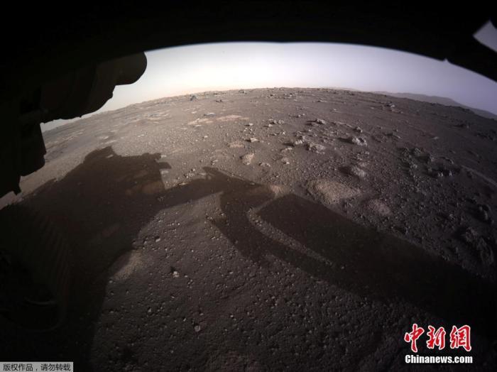 图为由“毅力号”避险摄像头（Hazcams）发回的火星高清彩色照片。