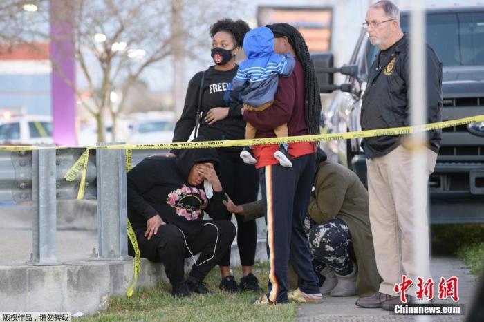 当地时间2月20日下午，美国路易斯安那州一家枪支商店发生枪击事件，造成至少3人死亡，2人受伤。图为目睹枪击事件的民众。