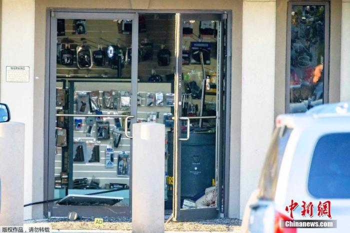 当地时间2月20日下午，美国路易斯安那州一家枪支商店发生枪击事件，造成至少3人死亡，2人受伤。图为受损的枪支商店。