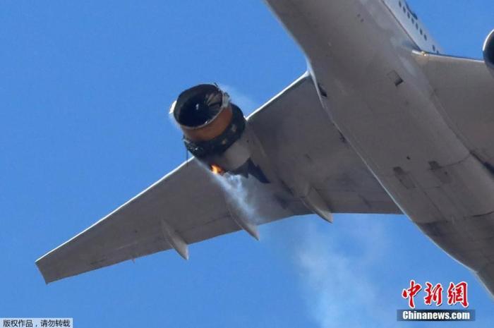 图为客机引擎在空中燃烧冒烟。