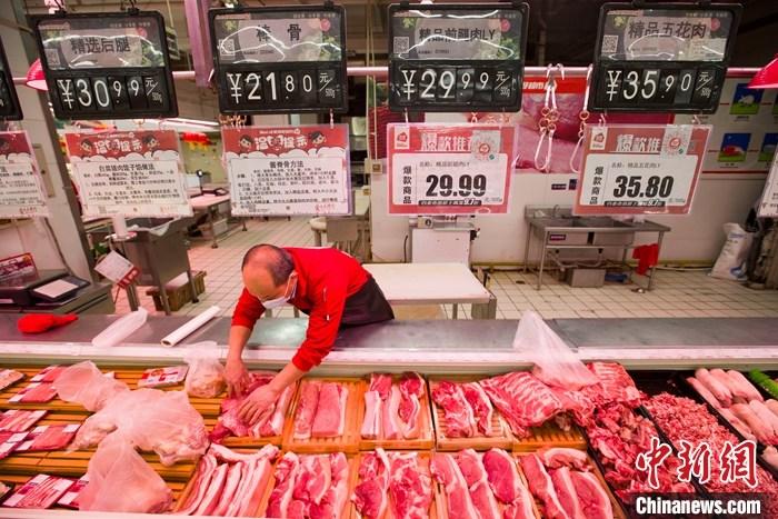 资料图：山西省太原市一超市内，工作人员在整理待售猪肉。
<a target='_blank' href='http://www.chinanews.com/'>中新社</a>记者 张云 摄