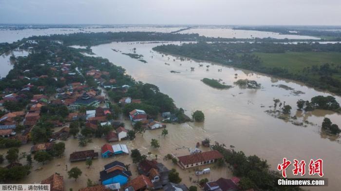 资料图：印度尼西亚西爪哇省Bekasi，从航拍照片可以看到被洪水侵袭的住宅区。