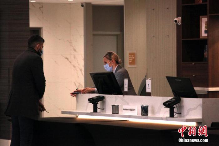当地时间2月22日，一位旅客在多伦多皮尔逊国际机场附近一家官方指定隔离酒店办理入住手续。加拿大政府从当日起实施入境防疫新规，搭乘国际航班或经由陆路入境的所有旅客，原则上均须接受强制的新冠病毒检测。其中航空旅客须在机场接受检测，随后到官方指定酒店隔离3天以等待检测结果，其检测及隔离费用须自理。
中新社记者 余瑞冬 摄
