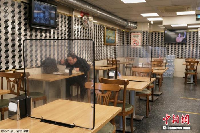 当地时间3月2日，土耳其伊斯坦布尔，一家因疫情而关闭的自助餐厅重新营业。透明挡板确保食客处在安全卫生的就餐环境下。