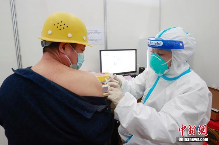 资料图：一名工程建设者进行疫苗接种。
中新社记者 韩海丹 摄