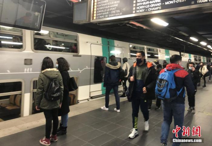 3月1日，疫情下法国巴黎的一个城郊火车站站台。<a target='_blank' href='http://www.chinanews.com/'><p  align=