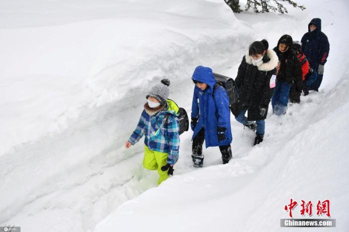 当地时间2021年3月2日，日本北海道，当地遭遇强暴风雪天气，道路积雪严重，市民出行受阻。 图片来源：ICphoto