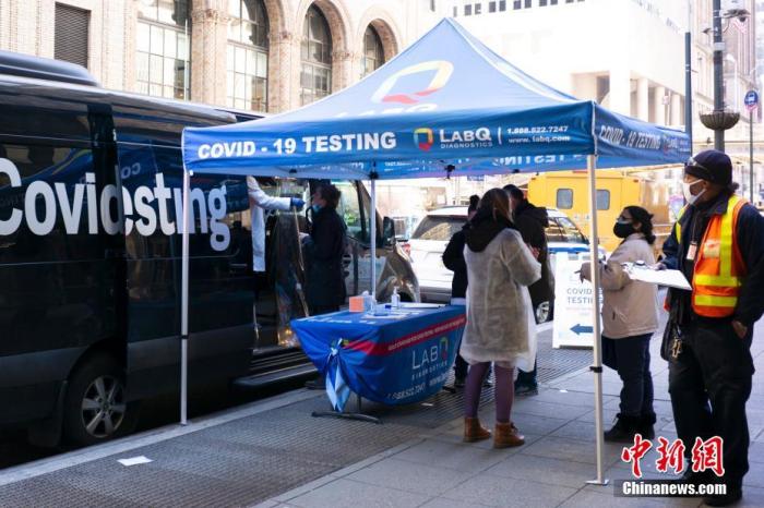 当地时间3月3日，民众在美国纽约曼哈顿的一个流动检测站接受核酸检测。<a target='_blank' href='http://www.chinanews.com/'>中新社</a>记者 王帆 摄