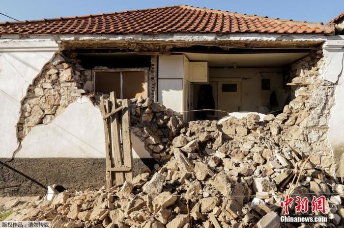 3月4日消息，希腊中部发生6.0级地震，暂无人员伤亡报告。希腊中部达马西村地震后受损房屋的景象。