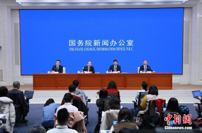 3月8日,中国国务院新闻办公室在北京举行新闻发布会,介绍深入贯彻新发展理念,确保“十四五”开好局起好步有关情况,并答记者问。中国国家发展和改革委员会副主任胡祖才在新闻发布会上表示,“十四五”时期,中国将继续降低落户门槛,实现“愿落尽落”。
中新社记者 杨可佳 摄 3月8日,中国国务院新闻办公室在北京举行新闻发布会,介绍深入贯彻新发展理念,确保“十四五”开好局起好步有关情况,并答记者问。中国国家发展和改革委员会副主任胡祖才在新闻发布会上表示,“十四五”时期,中国将继续降低落户门槛,实现“愿落尽落”。
中新社记者 杨可佳 摄