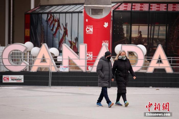 当地时间3月8日，加拿大多伦多，行人从市中心的“加拿大”字样灯牌前经过。<a target='_blank' href='http://www.chinanews.com/'>中新社</a>记者 余瑞冬 摄