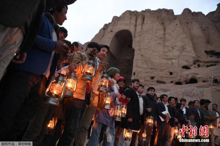 当地时间3月9日，阿富汗巴米扬省，人们在巴米扬佛像矗立的地方持灯纪念大佛被毁20周年。2001年3月，塔利班进入巴米扬省之后对佛像进行了残酷轰炸。
