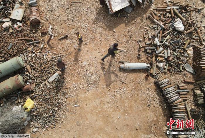 资料图：当地时间3月10日，叙利亚伊德利卜省西北部马雷特米斯林镇郊区的一个金属废料场上，人们正在整理堆放的废料。据悉，一个叙利亚家庭4年前从哈马北部农村的Latamneh村搬迁到这里后，通过收集和出售包括未爆弹药壳和废弹药壳在内的金属废料获得收入。