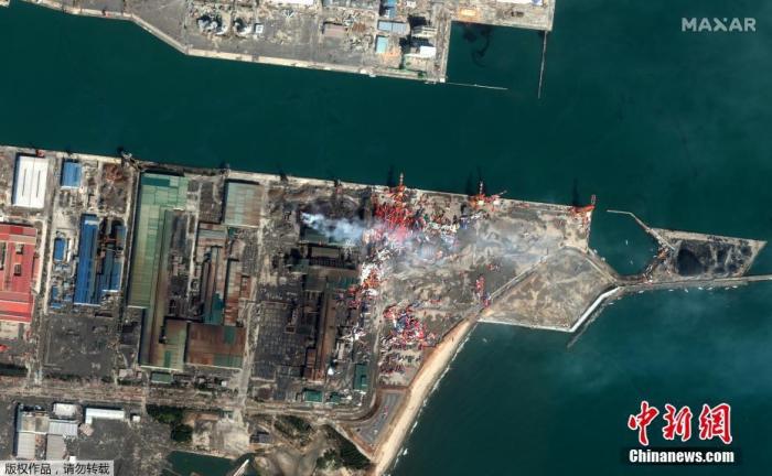 2011年3月14日，日本仙台港在地震和海啸后遭到严重损坏。