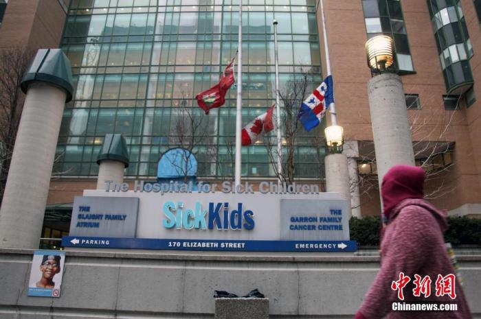 资料图：3月11日，多伦多病童医院门前降下半旗，向因新冠肺炎离世的人们致哀。这一天是加拿大设立的新冠疫情全国纪念日。<a target='_blank' href='/'>中新社</a>记者 余瑞冬 摄