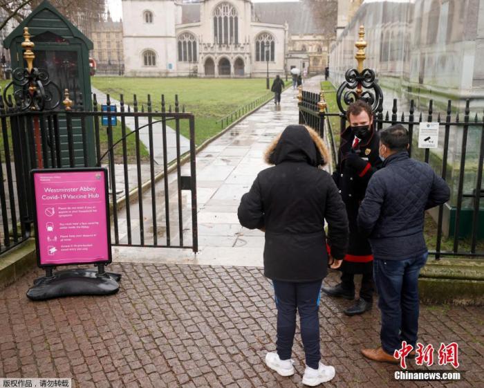 当地时间3月10日，英国伦敦威斯敏斯特大教堂的疫苗接种中心外，工作人员在接待前来接种的民众。