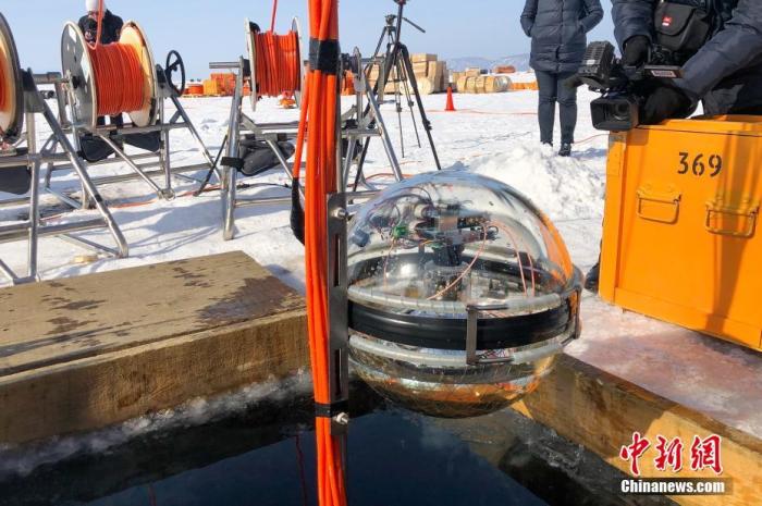 当地时间2021年3月13日，俄罗斯伊尔库茨克，北半球最大的深水中微子望远镜“Baikal-GVD”在贝加尔湖中正式启用。俄罗斯研究人员将利用该望远镜进行地球物理学、水文学和淡水生物学方面的研究，此外还将进行星体演变和宇宙探索方面的研究。 图片来源：视觉中国