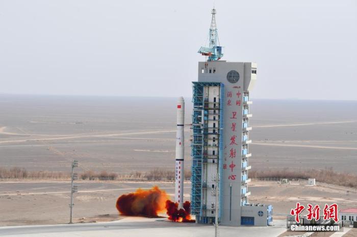 北京时间3月13日10时19分，中国在酒泉卫星发射中心用长征四号丙运载火箭，成功将遥感三十一号04组卫星发射升空，卫星进入预定轨道。 汪江波 摄