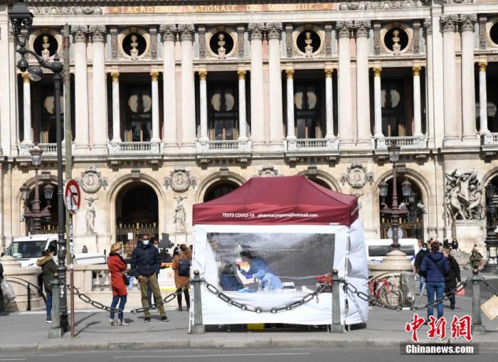 资料图：图为在巴黎歌剧院前的一处新冠病毒快速检测点，医务人员正在进行检测。
<a target='_blank' href='http://www.chinanews.com/'>中新社</a>记者 李洋 摄