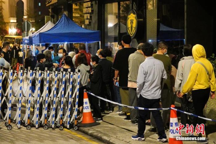 3月15日消息,香港再次在中西区豪宅区进行“封区”强制检测。图为大批居民在薄扶林道指明“受限区域”入口登记。
中新社记者 张炜 摄 3月15日消息,香港再次在中西区豪宅区进行“封区”强制检测。图为大批居民在薄扶林道指明“受限区域”入口登记。
中新社记者 张炜 摄