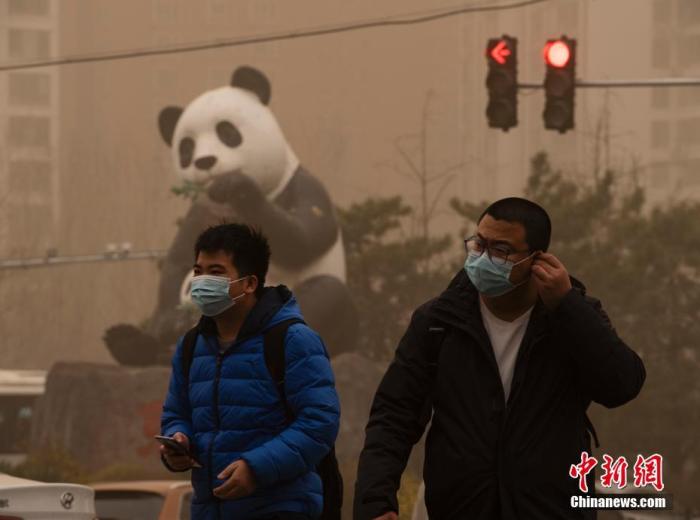 资料图：3月15日，北京市民佩戴口罩出行。据北京市气象台6时发布的预报，当天早晨到白天，北京有沙尘，北风4-5级，阵风7-8级，夜间北风3-4级，阵风6-7级。目前北京已经发布沙尘暴黄色预警。
中新社记者 侯宇 摄