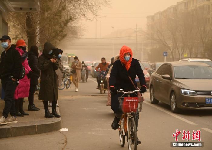 3月15日，呼和浩特街头，一位女士戴头套、口罩出行。 <a target='_blank' href='http://www.chinanews.com/'>中新社</a>记者 刘文华 摄