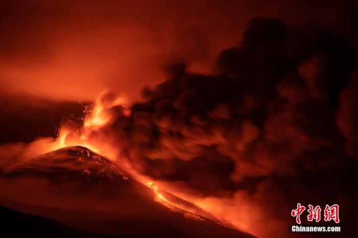 当地时间3月15日，意大利卡塔尼亚，埃特纳火山喷发，岩浆顺着山谷流淌。 图片来源：视觉中国