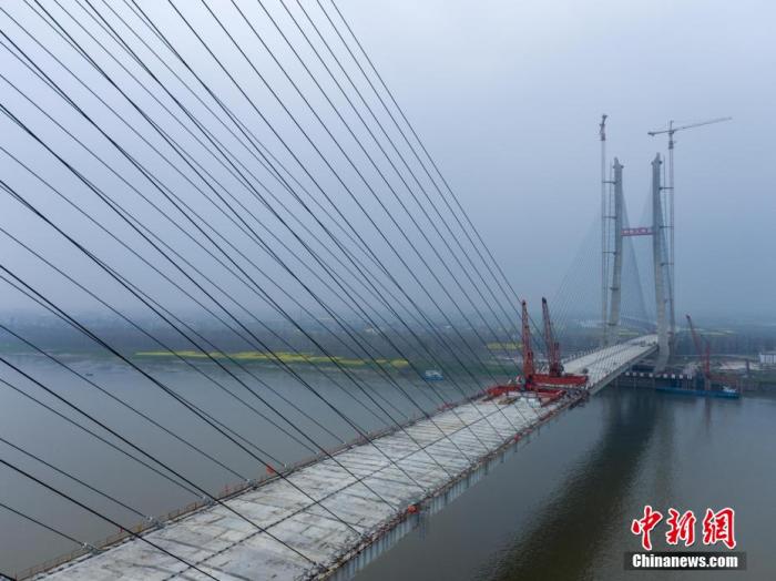 项目攻克了大体积承台混凝土浇筑、超高主塔混凝土一次性垂直传输、大跨径720米钢混结合梁索力和成桥线型控制等多项世界难题。李翔 摄