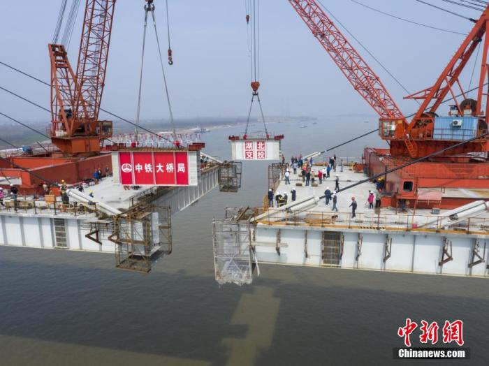 湖北赤壁长江公路大桥成功合龙，该桥系世界跨度最大的钢混结合梁斜拉桥。 李翔 摄