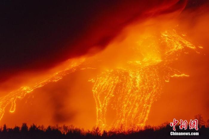 当地时间3月15日，意大利卡塔尼亚，埃特纳火山喷发，岩浆顺着山谷流淌。 图片来源：视觉中国