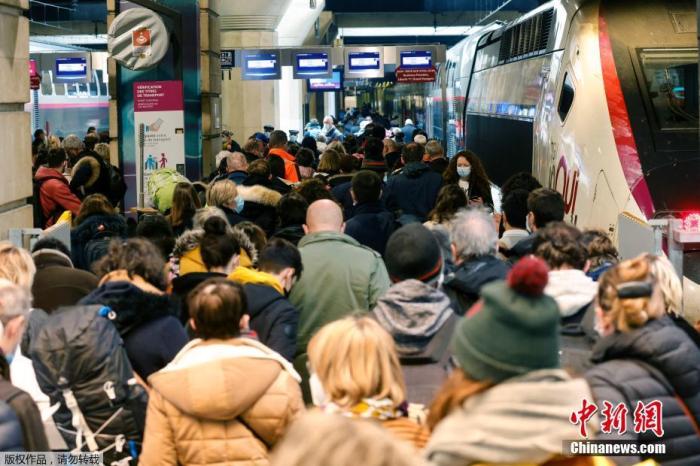 资料图：当地时间3月19日，法国巴黎，大量巴黎民众聚集在蒙帕纳斯火车站准备离开首都。