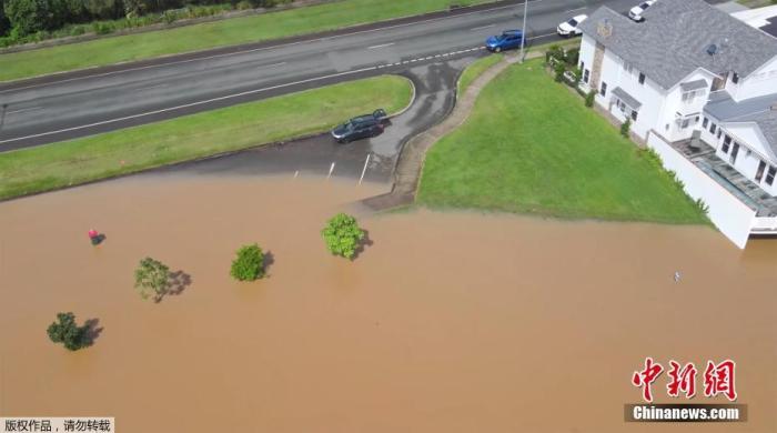 当地时间2021年3月21日，澳大利亚新南威尔士州，由于近日来遭遇强降雨侵袭，导致河流水面上涨，很多处于地势低洼地区的部分居民已经陆续转移。图为暴雨后被淹没的地区。