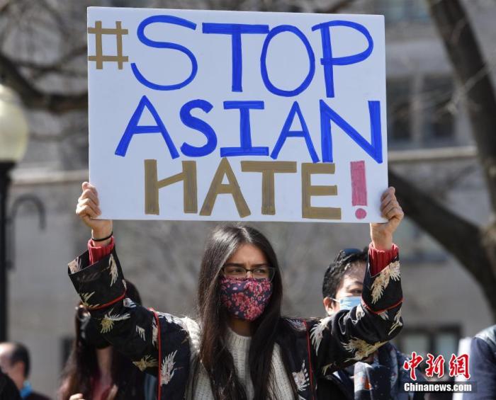 当地时间3月21日，来自美国大华府地区的数百民众在首都华盛顿举行集会，抗议针对亚裔的仇恨和暴力行为。
<a target='_blank' href='http://www.chinanews.com/'>中新社</a>记者 陈孟统 摄