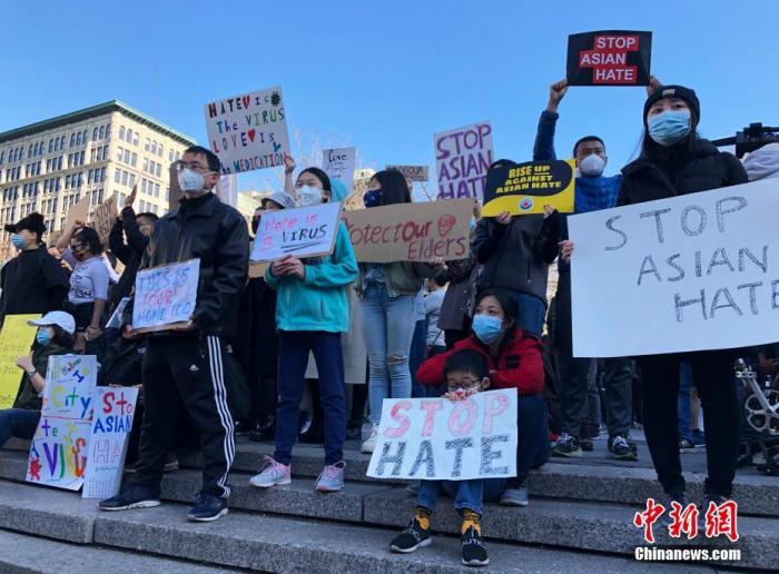 3月21日，千余名纽约市民在曼哈顿联合广场集会示威，抗议针对美国亚裔的种族歧视和仇恨犯罪。图为人们在示威现场举着各式标语。
<a target='_blank' href='http://www.chinanews.com/'>中新社</a>记者 马德林 摄
