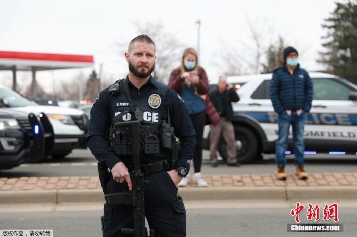 当地时间3月22日下午，美国科罗拉多州博尔德市发生枪击事件。警方表示，事件造成多人死亡，包括一名警察。目前一名嫌疑人已被拘留。