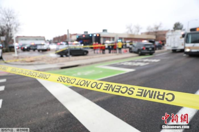当地时间22日下午，美国科罗拉多州博尔德市一家超市发生枪击事件，现场已被封锁。