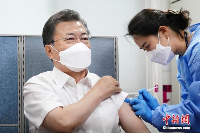 新冠疫苗安全在韩国引发争议。3月23日，韩国总统文在寅及夫人金正淑在首尔接种疫苗。图为文在寅接种疫苗。
<a target='_blank' href='/'>中新社</a>发 青瓦台 供图