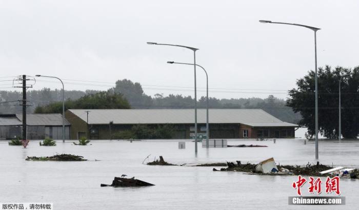 当地时间2021年3月22日，澳大利亚新南威尔士州，当地洪水水位已达1961年以来最高水平。新州霍克斯伯里河沿岸社区2800名居民已被安全疏散。图为建筑物被洪水淹没。
