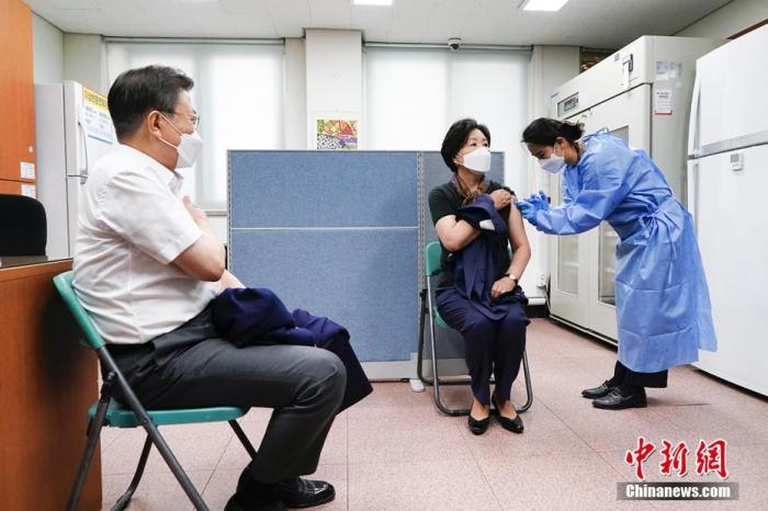 新冠疫苗安全在韩国引发争议。3月23日，韩国总统文在寅及夫人金正淑在首尔接种疫苗。
<a target='_blank' href='http://www.chinanews.com/'>中新社</a>发 青瓦台 供图