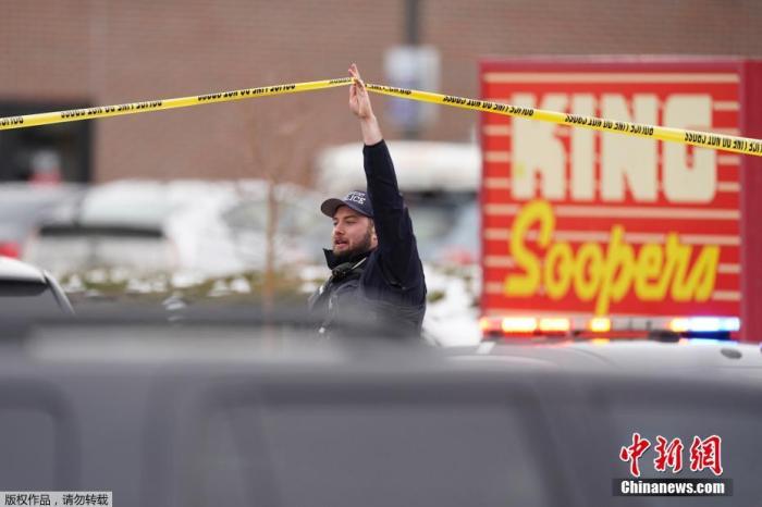 当地时间3月22日，美国科罗拉多州一家超市当天发生枪击事件，已确定有人员死亡，图为警察和救援人员已就位。