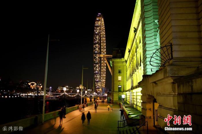当地时间2021年3月23日，英国伦敦，英国地标和建筑亮起黄色灯光，纪念首次“封城”一周年。图片来源：ICphoto