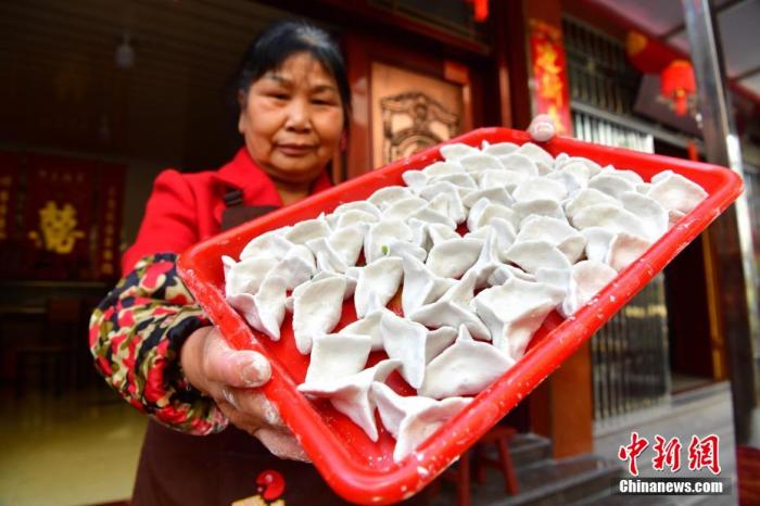 俞邦村村民展示手工制作的當地小吃芋餃。沙縣小吃品種繁多，有記載的就有200多種。 張斌 攝