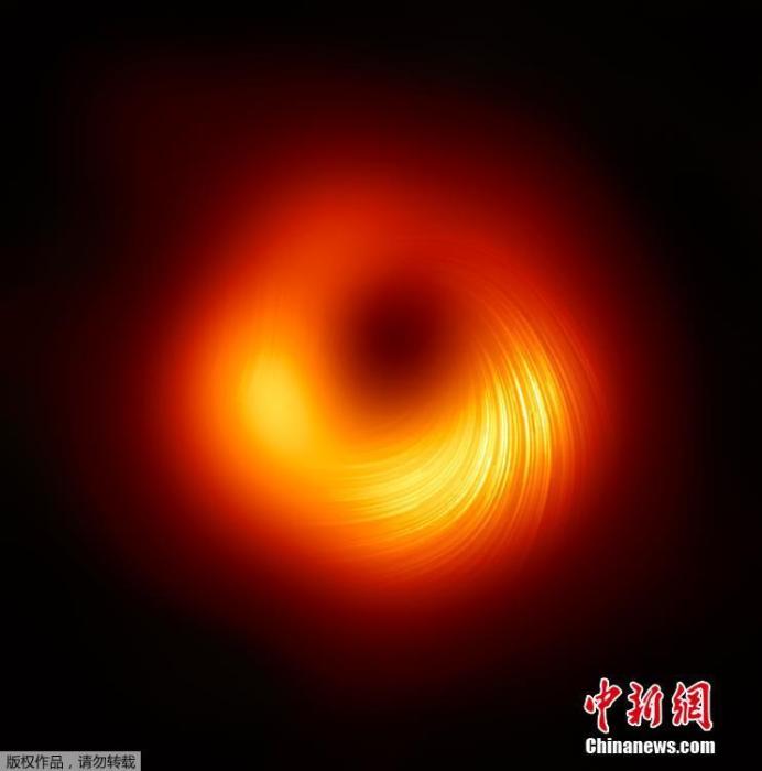 北京时间3月24日22时，曾经成功捕获人类有史以来首张黑洞照片的事件视界望远镜(EHT)合作组织，又为揭示M87超大质量黑洞提供了一个崭新视角：它在偏振光下的影像。这是天文学家第一次在如此接近黑洞边缘处测得表征磁场特征的偏振信息。