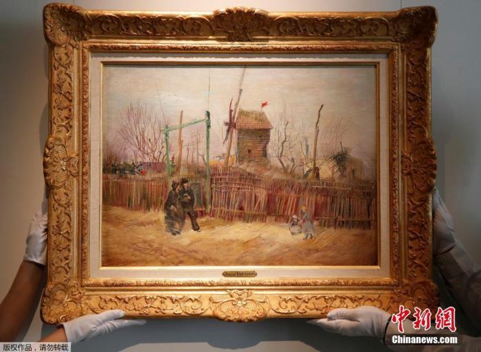 这幅名为《蒙马特街景》的作品创作于1887年，表现的重点是当时巴黎北部蒙马特街区一处已作为景观的风车。梵高于1886年3月来到巴黎，与其兄弟提奥同住。之后他接触到不少居住在巴黎的艺术家，并逐步受到当时艺术先锋派的影响。在创作《蒙马特街景》时，梵高就一改其早期作品中的暗色调，转而采用更为鲜活和丰富的色彩结构。图为当地时间2月24日，法国巴黎，苏富比拍卖行展出荷兰后印象派代表性画家文森特·威廉·梵高于1887年的画作《蒙马特街场景》。