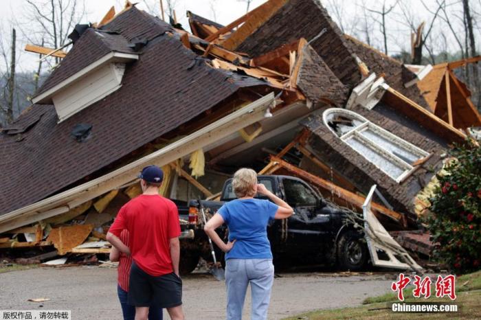 当地时间3月25日，美国阿拉巴马州，当地遭龙卷风袭击，多数房屋被吹散架，救援修缮工作已经开始。