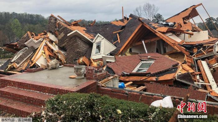 当地时间3月25日，美国阿拉巴马州，当地遭龙卷风袭击，多数房屋被吹散架，救援修缮工作已经开始。