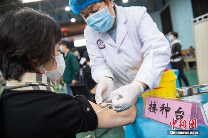 资料图：新冠疫苗接种。中新社记者 武俊杰 摄