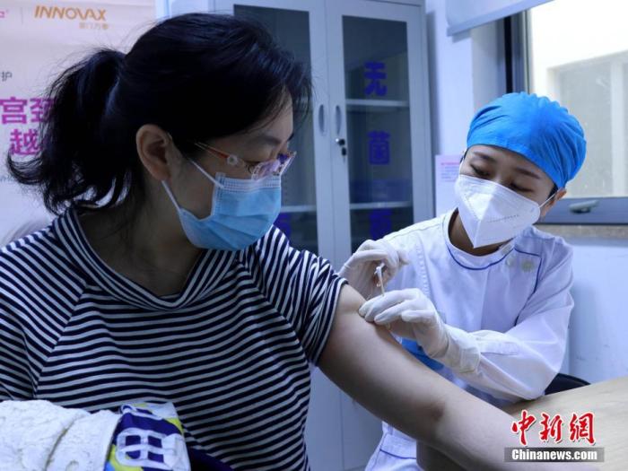 资料图：民众接种中国国产二价宫颈癌疫苗(HPV疫苗)。中新社记者 李纯 摄