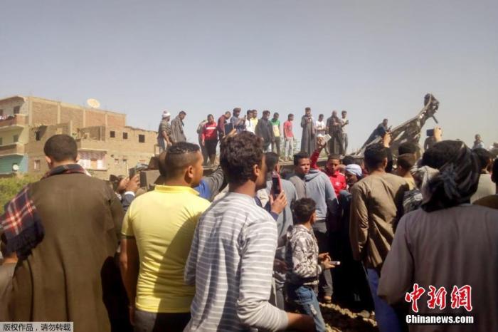 当地时间3月26日，埃及南部距离开罗460公里处的索哈格省塔塔区发生两列列车相撞事故。据报道，事故至少已造成32人死亡，数十人受伤。图为大量民众聚集在事故现场。