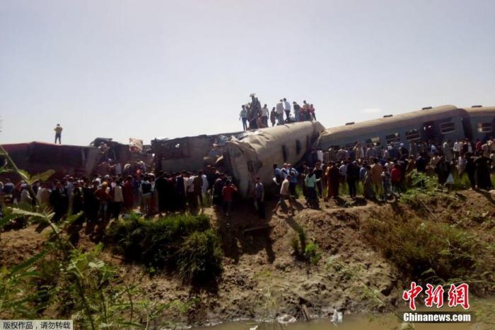 当地时间3月26日，埃及发生两列列车相撞事故。图为民众在事故现场搜救。